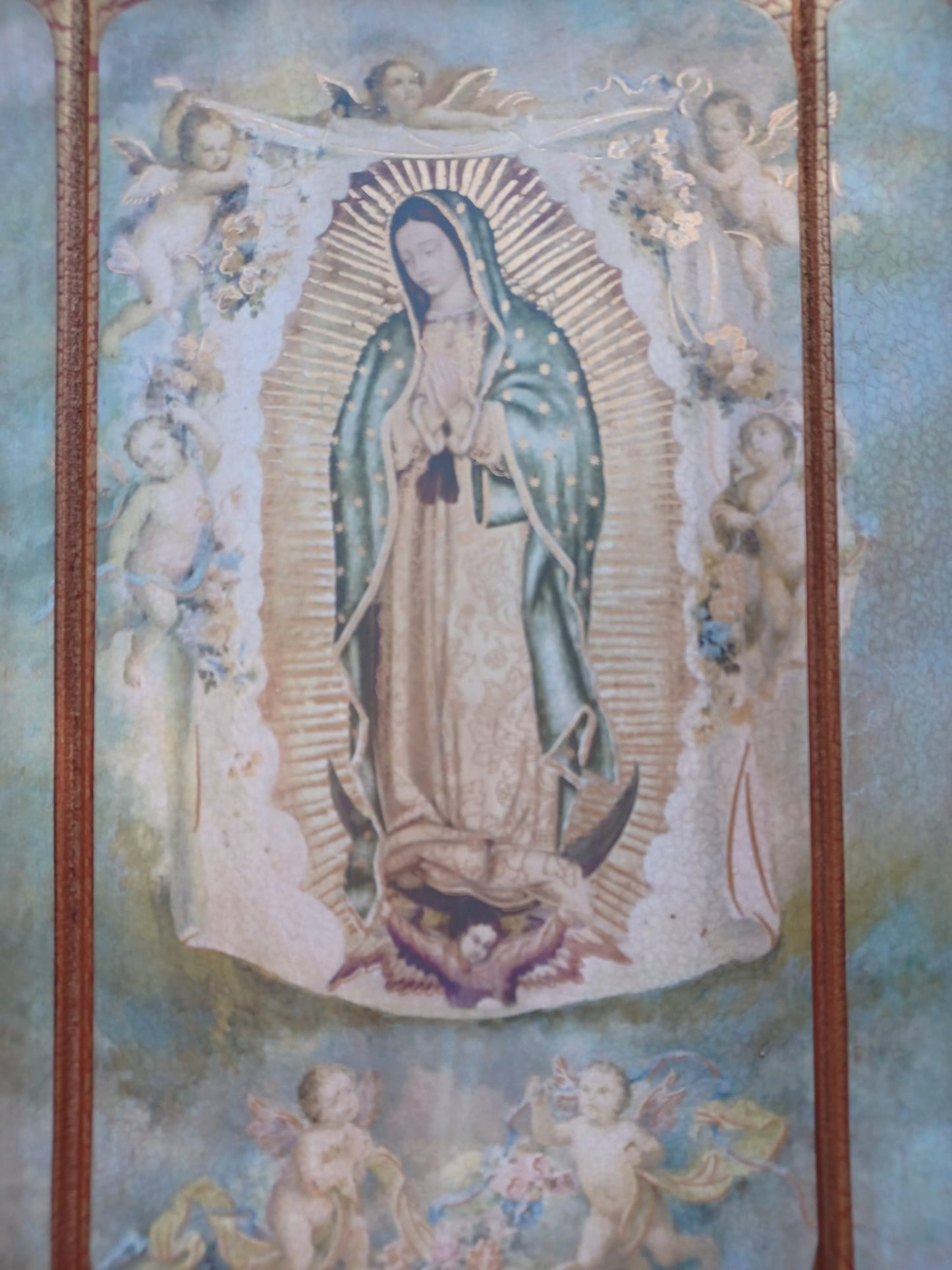 CUADRO DE MADERA DE GUADALUPE RODEADA ANGELES (10X8)